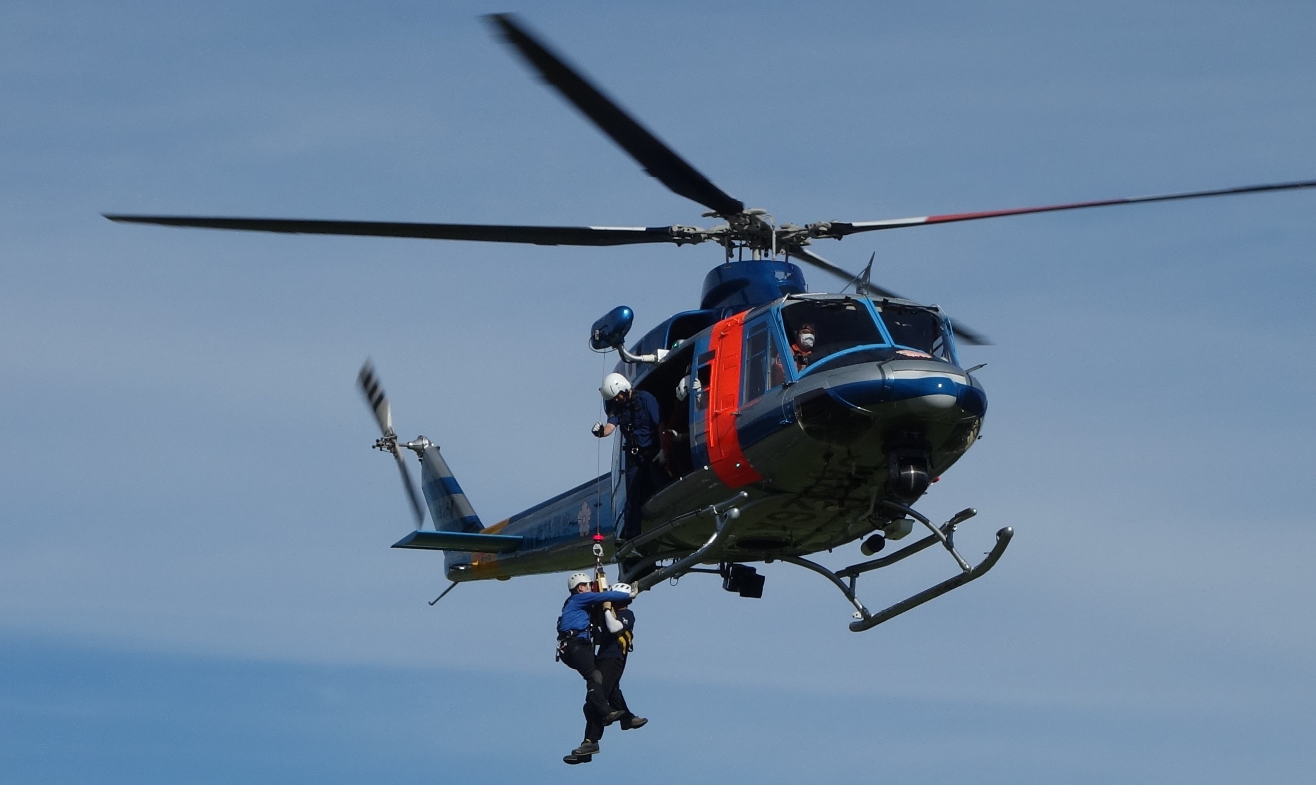 ヘリによるホイスト救助画像