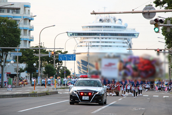 ねぶたを先導するパトカー