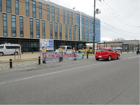 五所川原市役所東側交差点における「春の全国交通安全運動早朝街頭活動」
